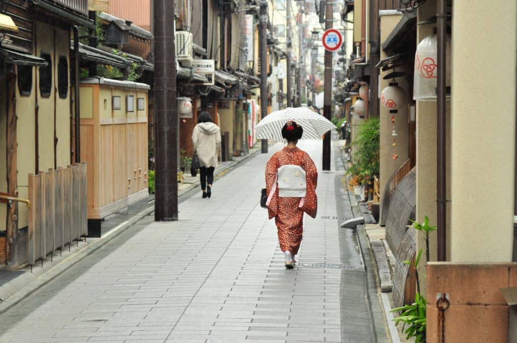 Best Kimono Rentals in Kyoto: Woman walking dressed in Kimono in Gion, Kyoto, Japan