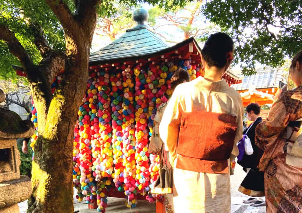 Yasaka Koshindo Temple  - The Most Colourful Temple in Kyoto: Girls in Kimono